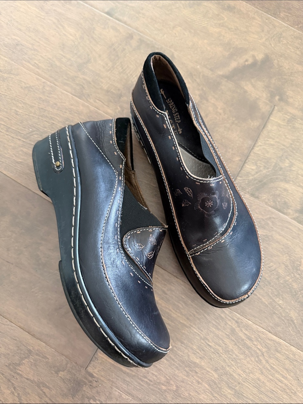 L'ATISTE Brown Slip-On Women's Clogs
